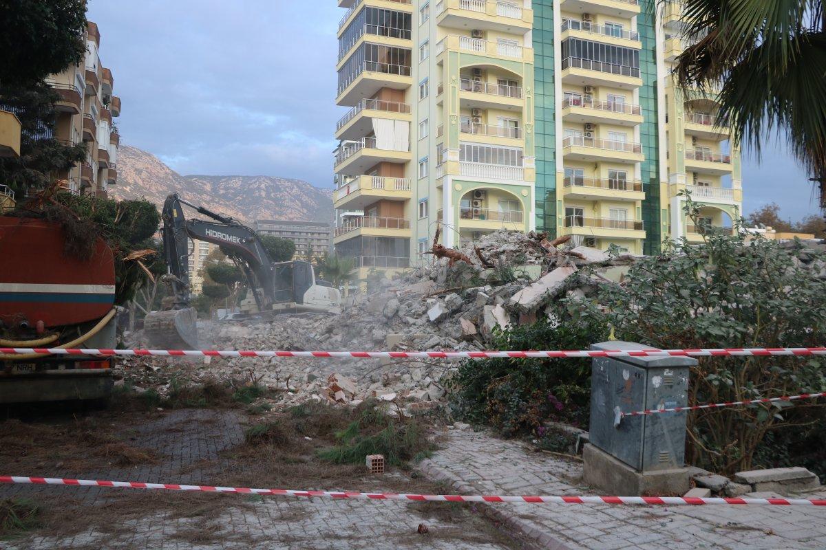 Antalya'da yürekleri ağza getiren apartmanın yıkımı