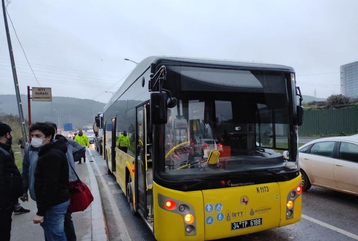 İstanbul’da hafriyat kamyonu İETT otobüsüne çarptı: 9 yaralı
