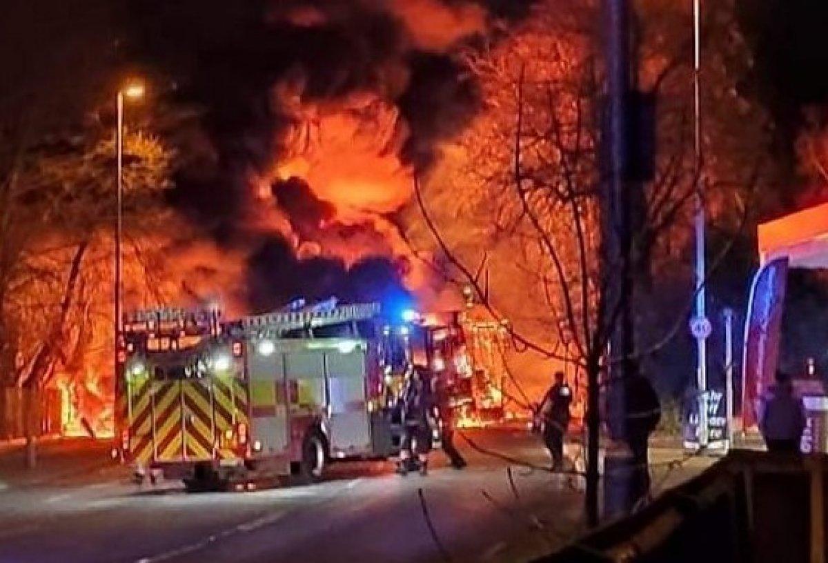 İngiltere’de kimyasal madde taşıyan tankerde yangın