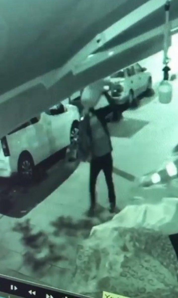 Sultangazi'de çaldığı karpuzu beğenmeyince yere attı