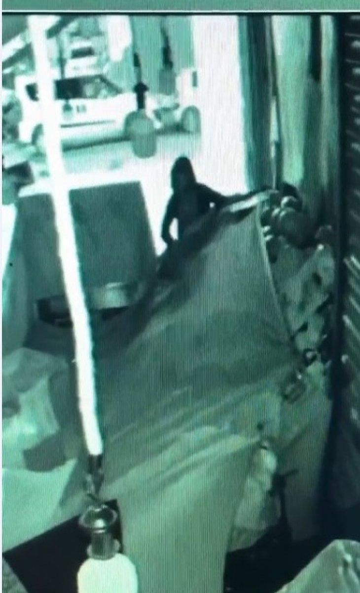 Sultangazi'de çaldığı karpuzu beğenmeyince yere attı