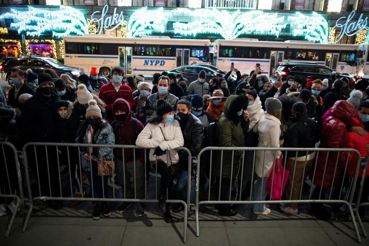 New York'ta Noel ağacını görüntülemek için sosyal mesafeyi hiçe saydılar
