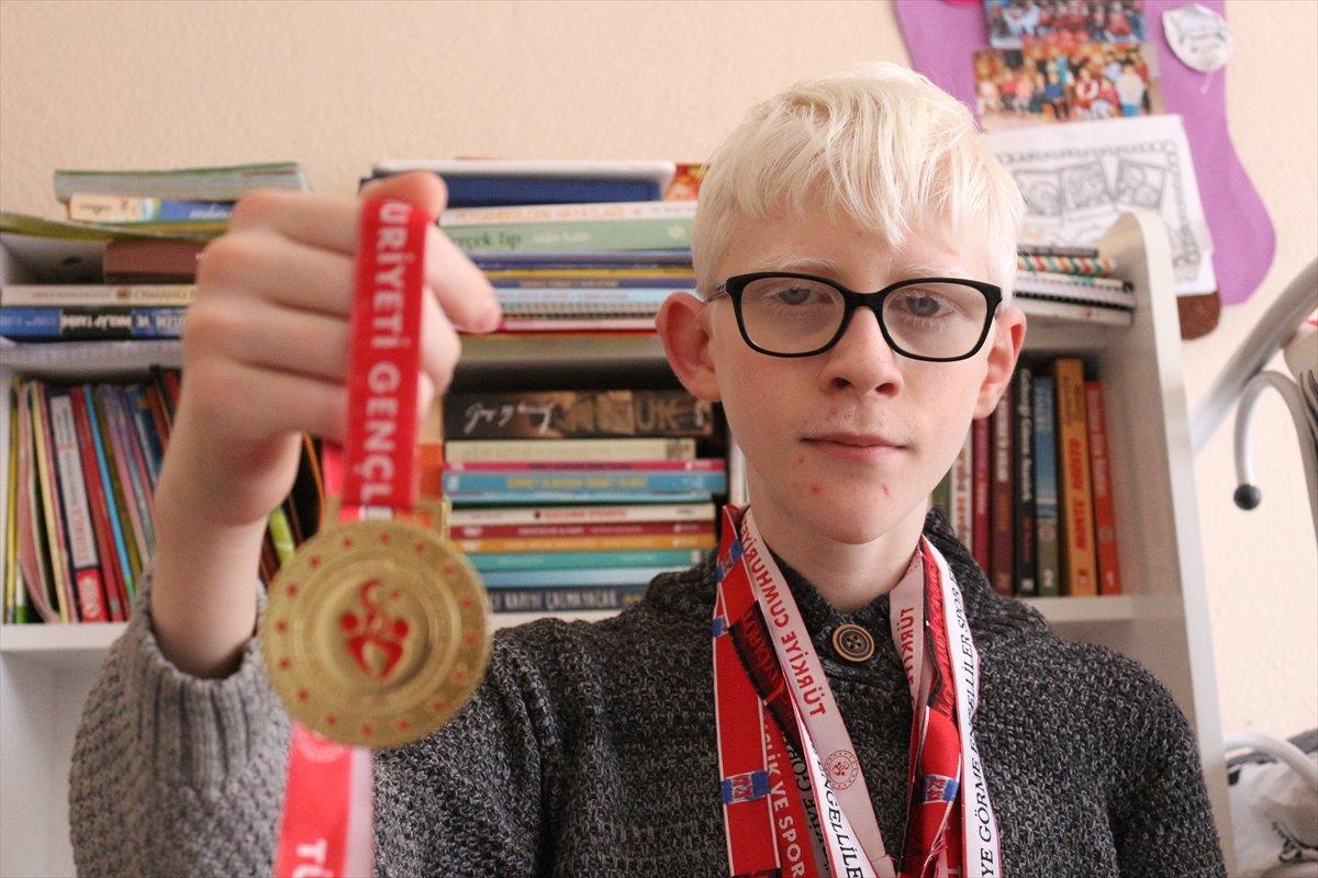 Konya'da Albinizm hastası Hüseyin Ali, azmiyle kendisi gibi çocuklara cesaret veriyor