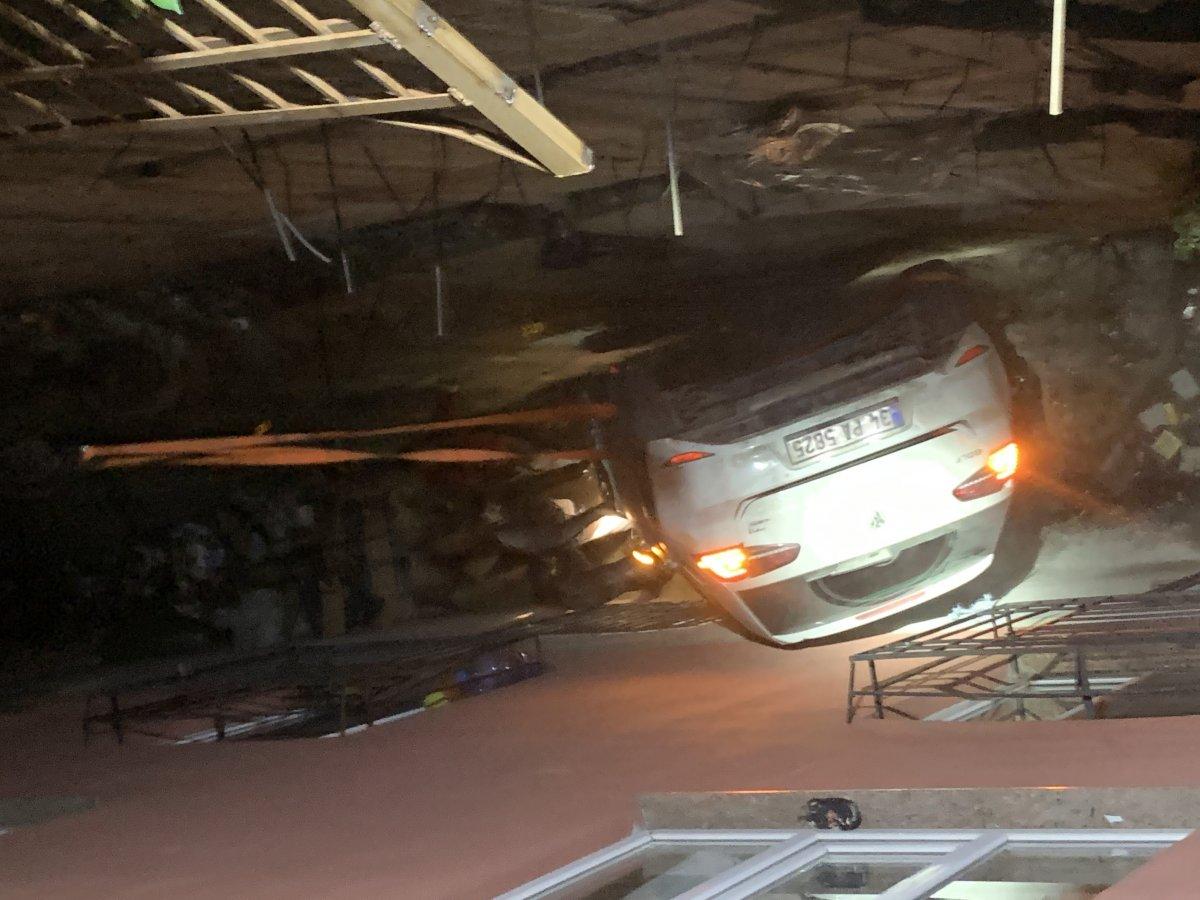 Kağıthane’de kontrolden çıkan otomobil, apartman boşluğuna düştü