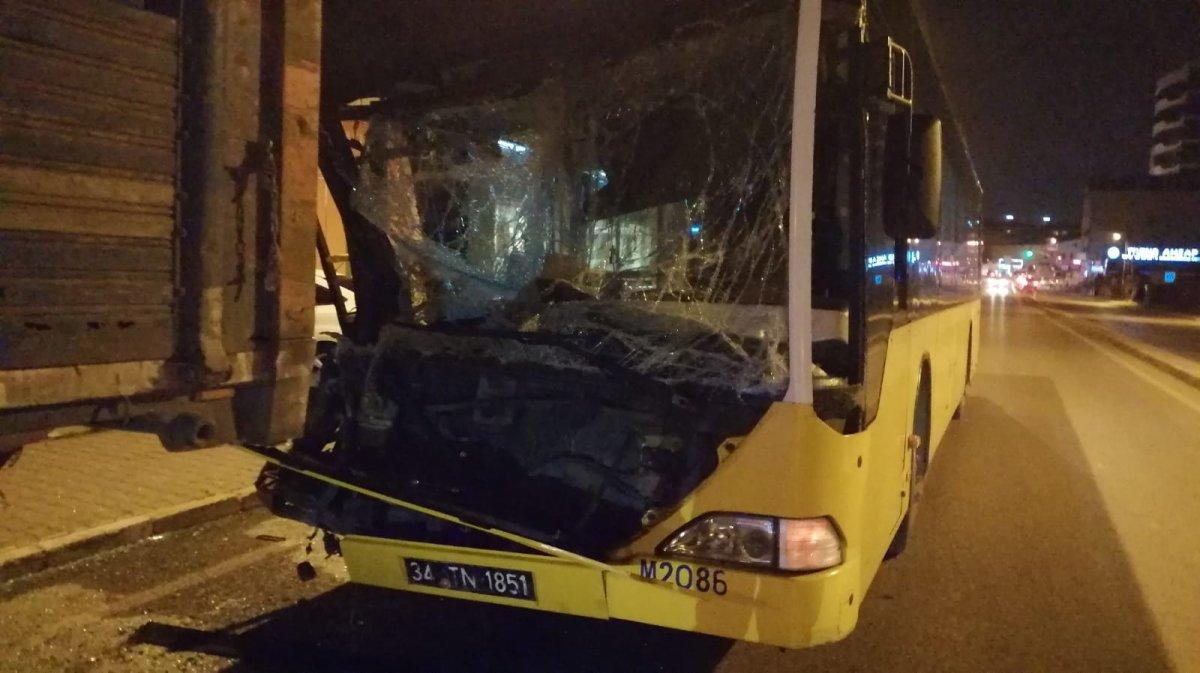 Ümraniye’de İETT otobüsü kamyonete çarptı: 2 yaralı