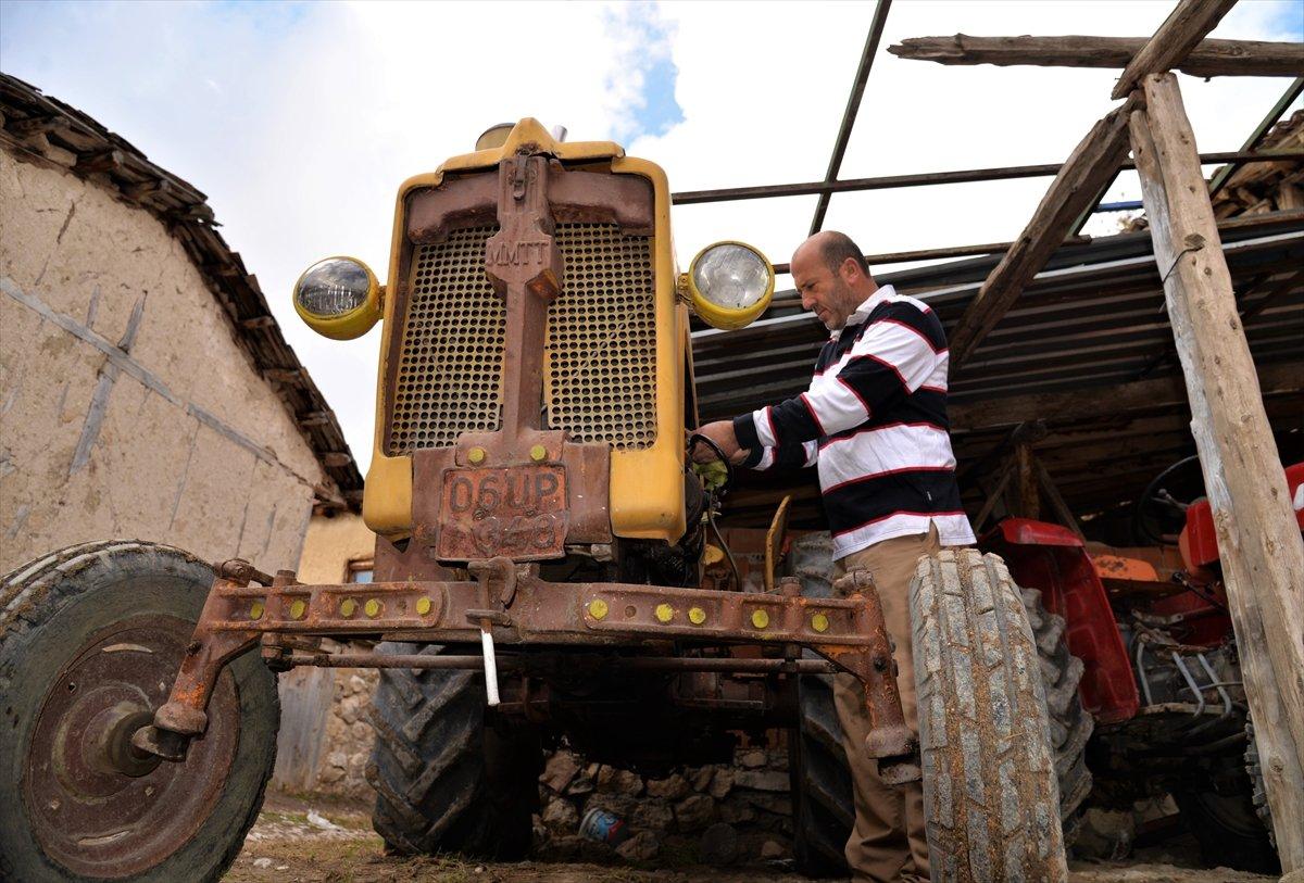 Bilecikli esnaf 1959 model traktörünü hayranlıkla kullanıyor