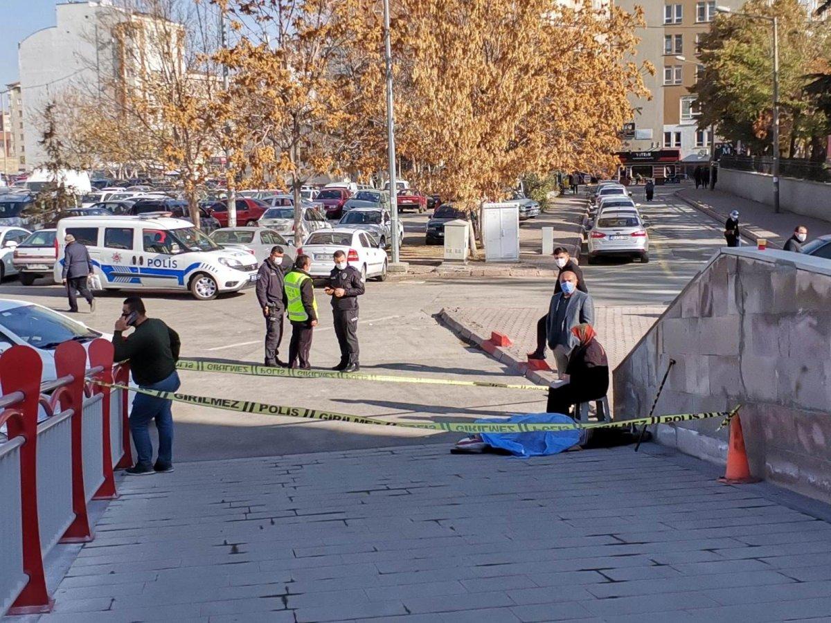 Kayseri'de ölen eşinin başından ayrılmadı