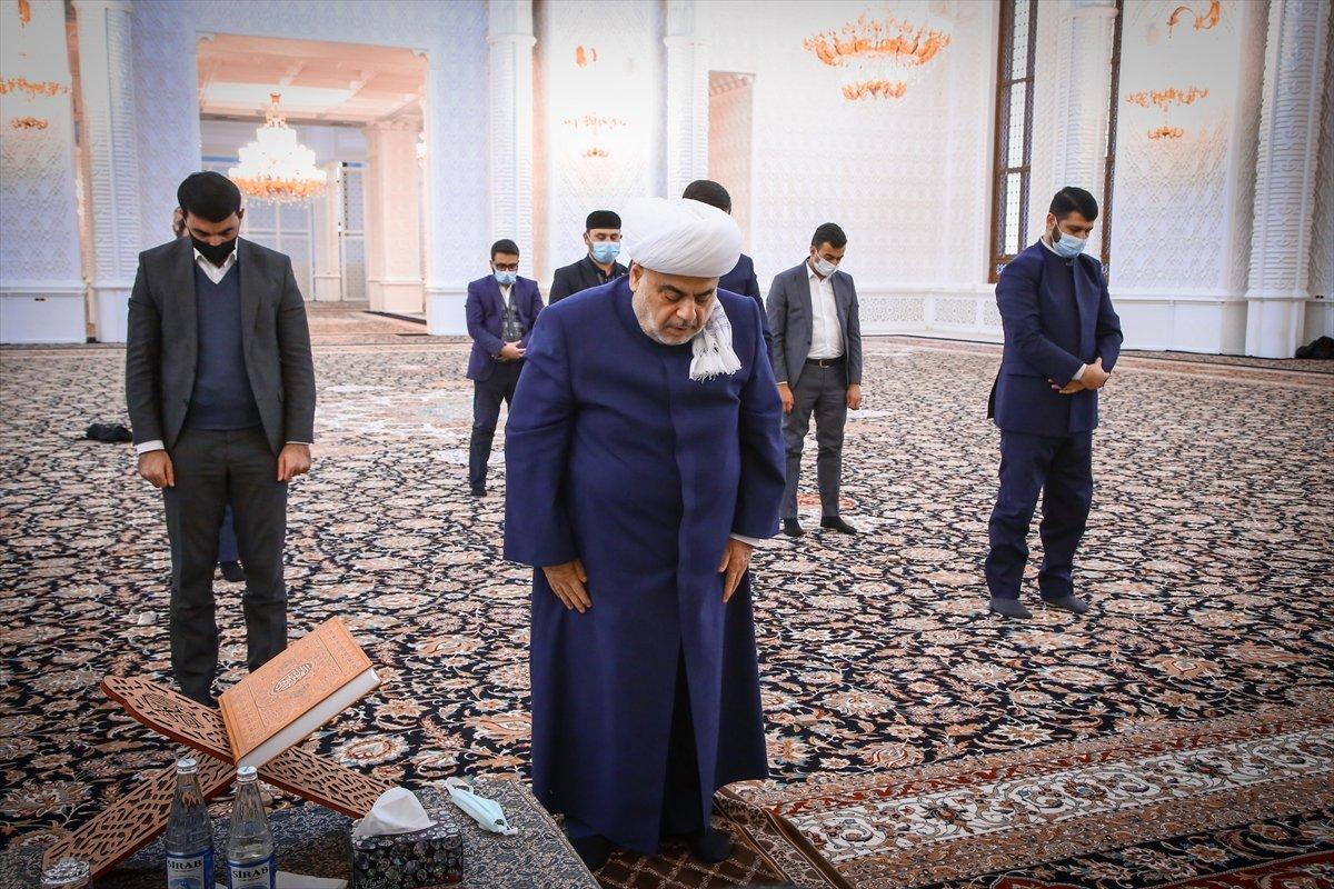 Azerbaycan'daki camilerde şehitler için dua edildi