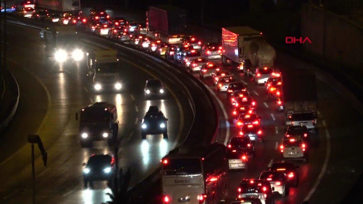 İstanbul'da hafta sonu kısıtlaması öncesi trafikte yoğunluk