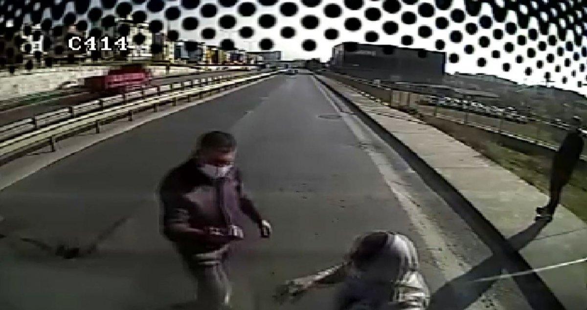 Pendik'te otobüs şoförüne zor anlar yaşatan kadın yolcu kamerada