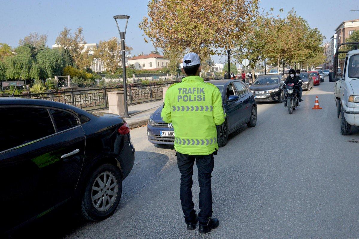 Hatay'da yayaları beklemek zorunda olmadığını söyledi, cezayı yedi