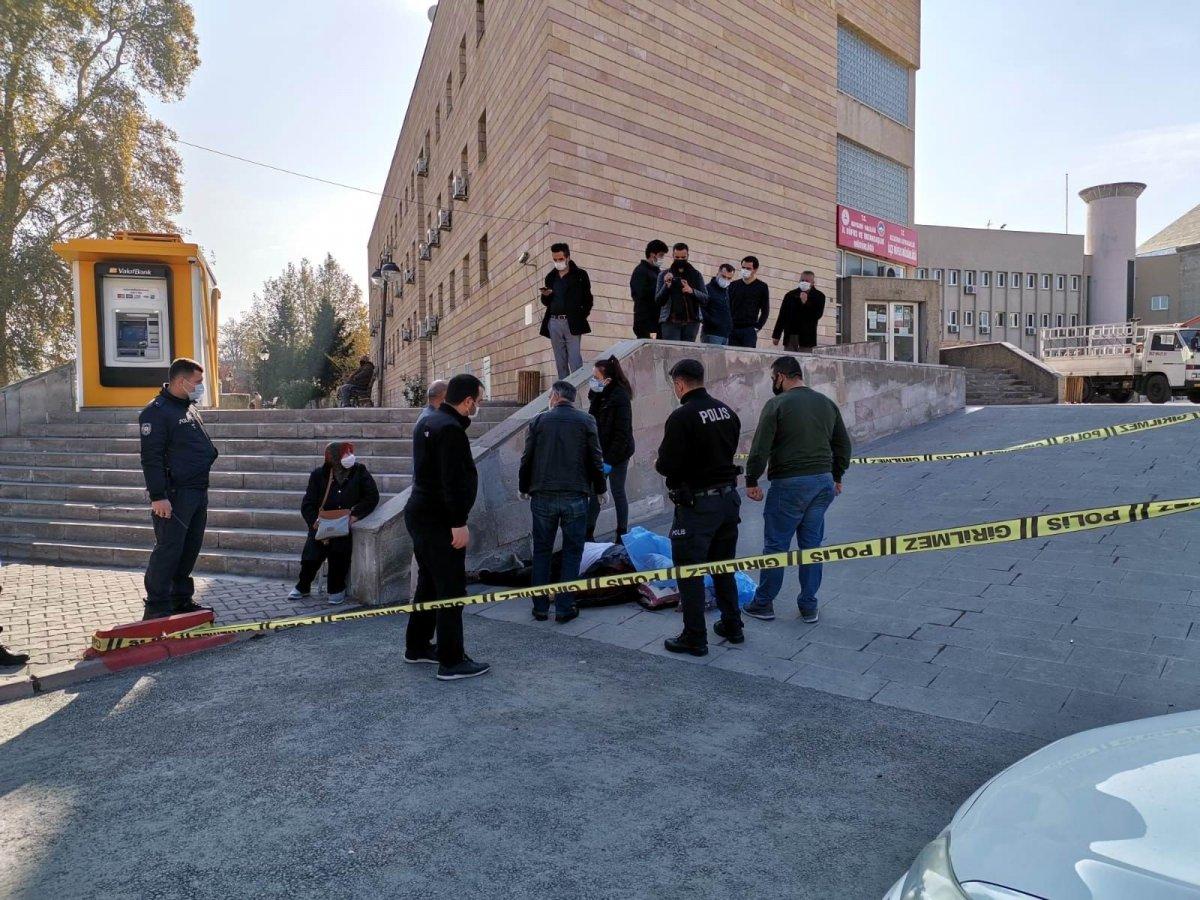 Kayseri'de ölen eşinin başından ayrılmadı