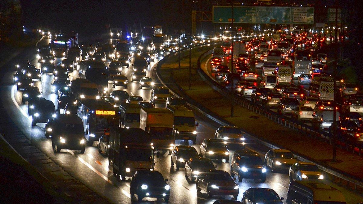 İstanbul'da hafta sonu kısıtlaması öncesi trafikte yoğunluk