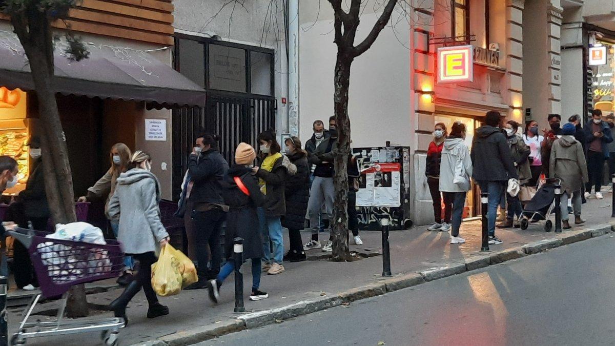 İstanbul'da kısıtlamaya saatler kala marketlerde yoğunluk oluştu