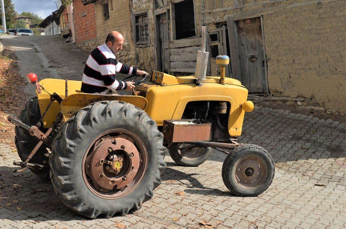 Bilecikli esnaf 1959 model traktörünü hayranlıkla kullanıyor