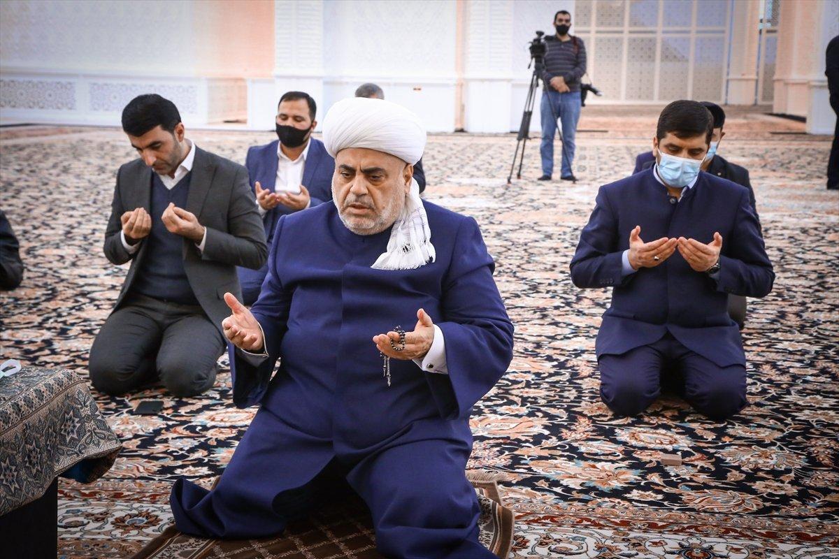 Azerbaycan'daki camilerde şehitler için dua edildi
