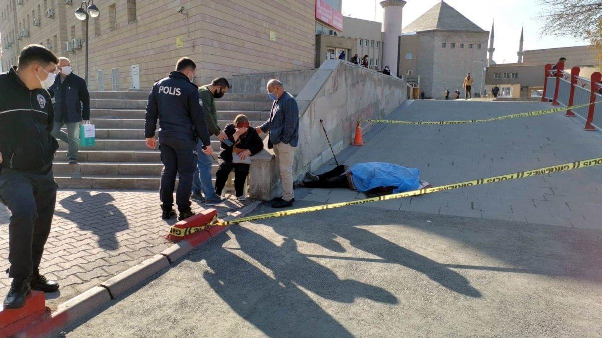 Kayseri'de ölen eşinin başından ayrılmadı