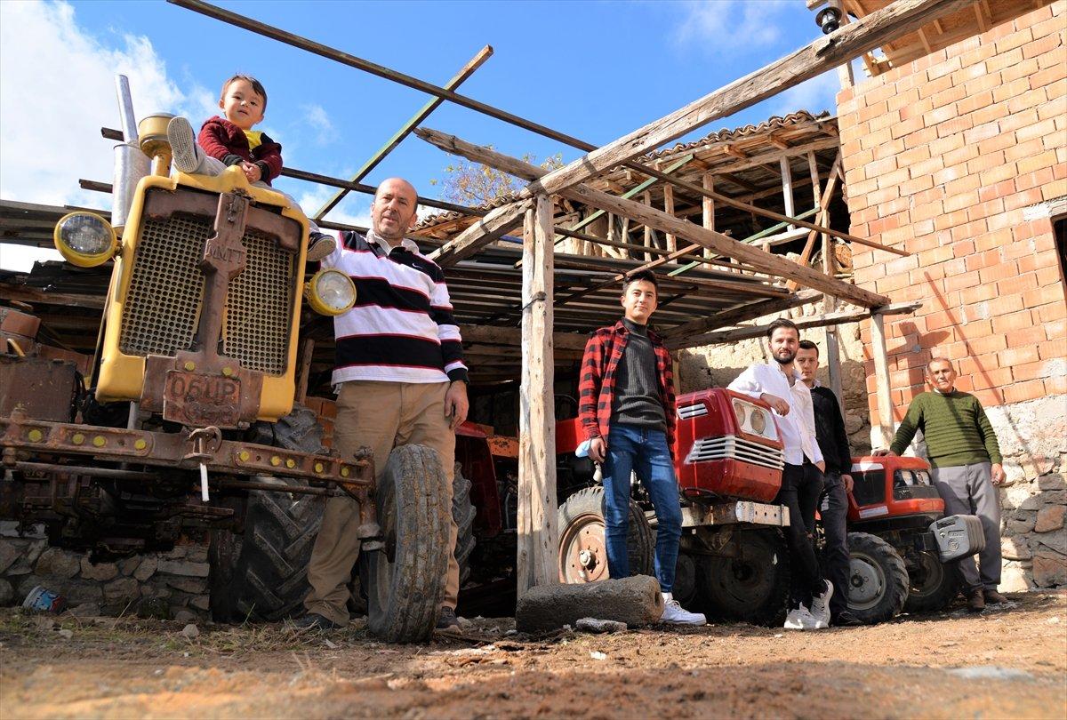 Bilecikli esnaf 1959 model traktörünü hayranlıkla kullanıyor