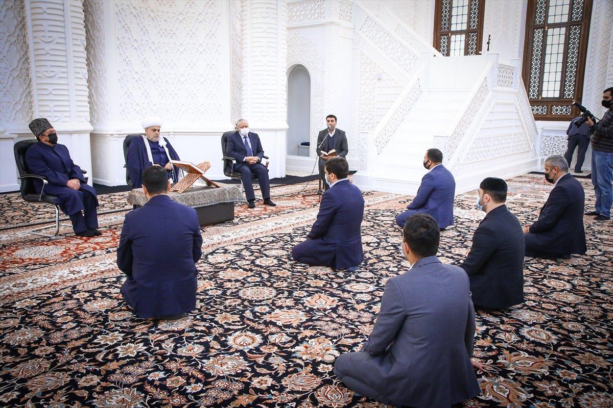 Azerbaycan'daki camilerde şehitler için dua edildi