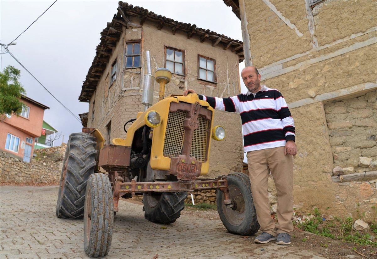 Bilecikli esnaf 1959 model traktörünü hayranlıkla kullanıyor