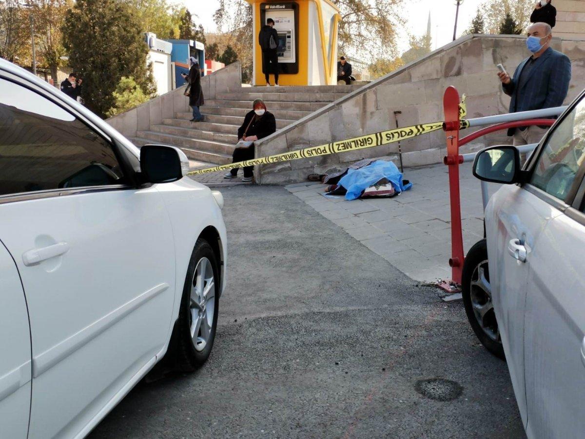 Kayseri'de ölen eşinin başından ayrılmadı