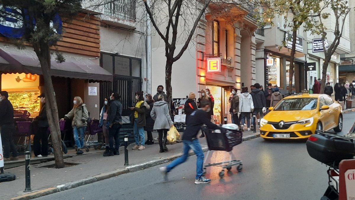 İstanbul'da kısıtlamaya saatler kala marketlerde yoğunluk oluştu