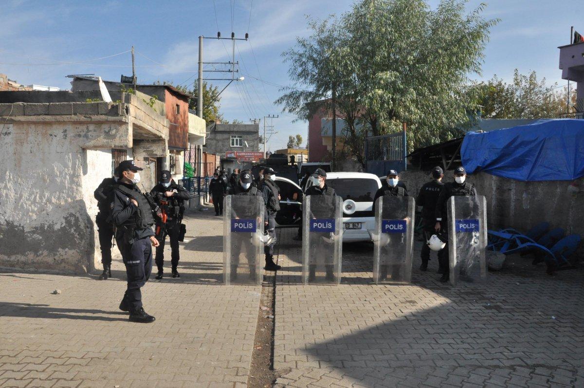 Diyarbakır'da kısıtlamada taşlı, sopalı, bıçaklı kavga
