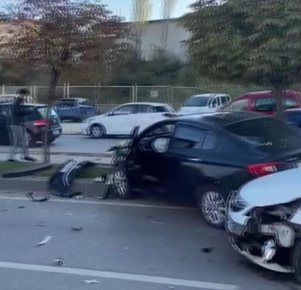 Bursa'da yola atlayan kedi, zincirleme kazaya neden oldu