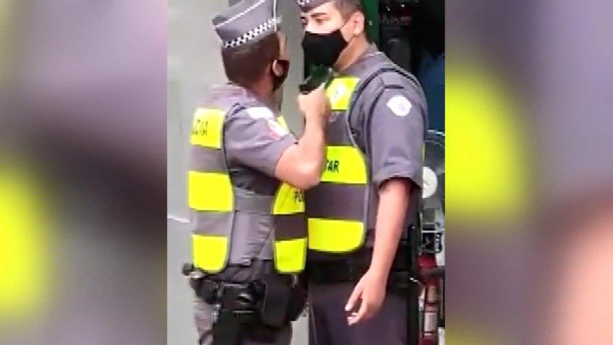 Brezilya'da polis yemekten geç dönen meslektaşına silah çekti