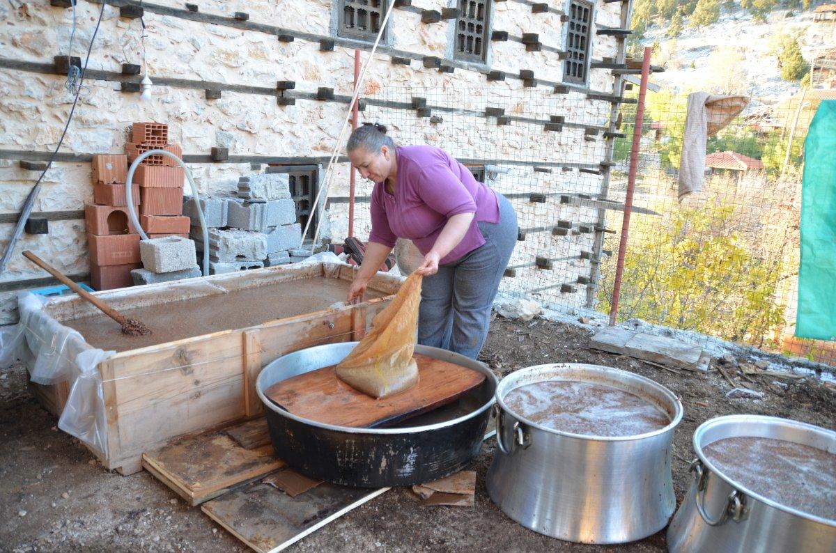 Andız pekmezi bölgenin geçim kaynağı