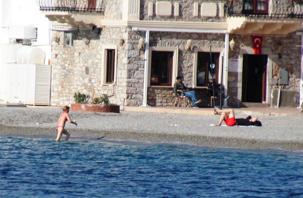 Bodrum'da denizin keyfini sokağa çıkma kısıtlamasında çıkardılar