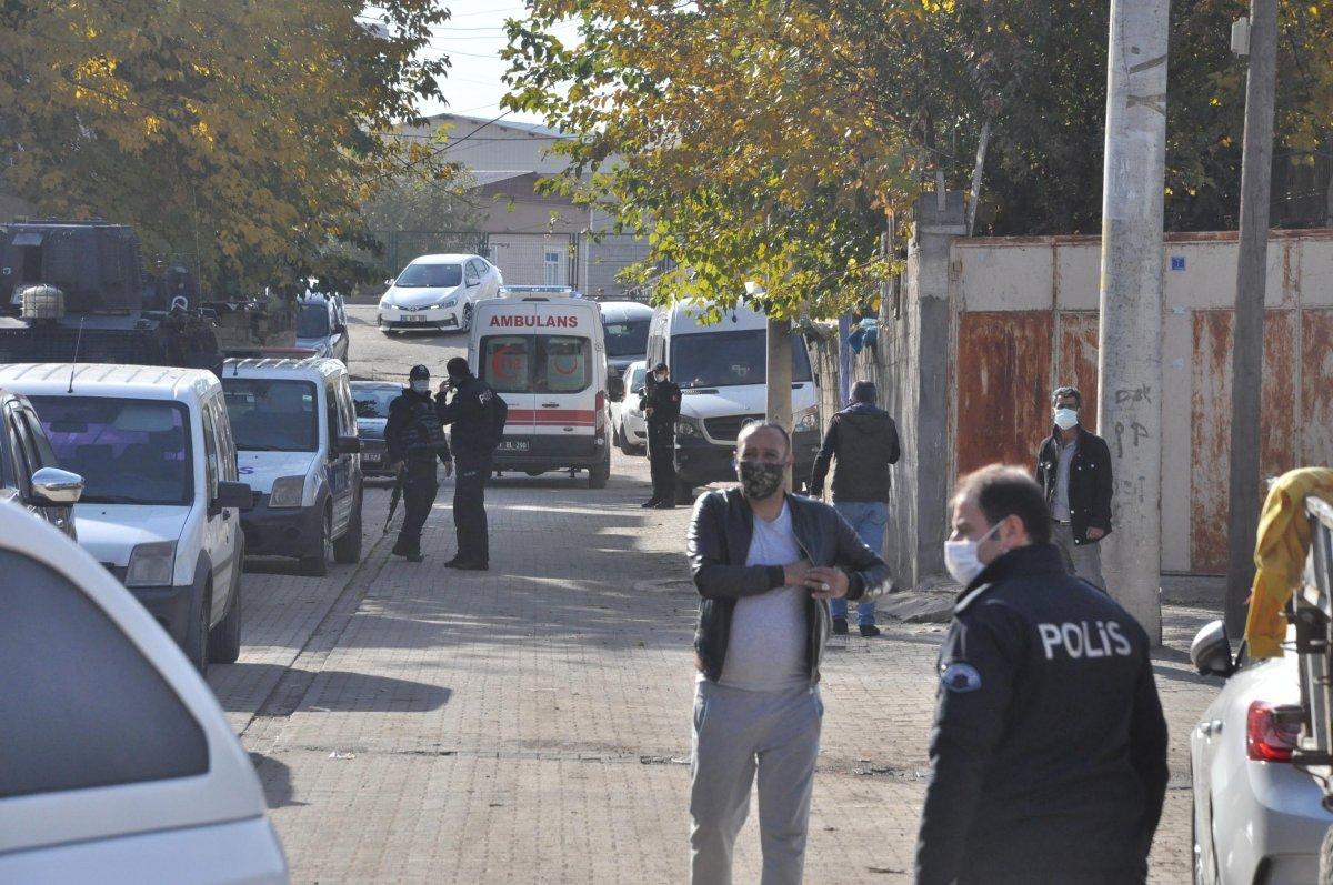 Diyarbakır'da kısıtlamada taşlı, sopalı, bıçaklı kavga
