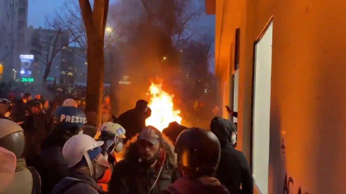 Fransa'da göstericiler sokağa indi, ortalık yine karıştı