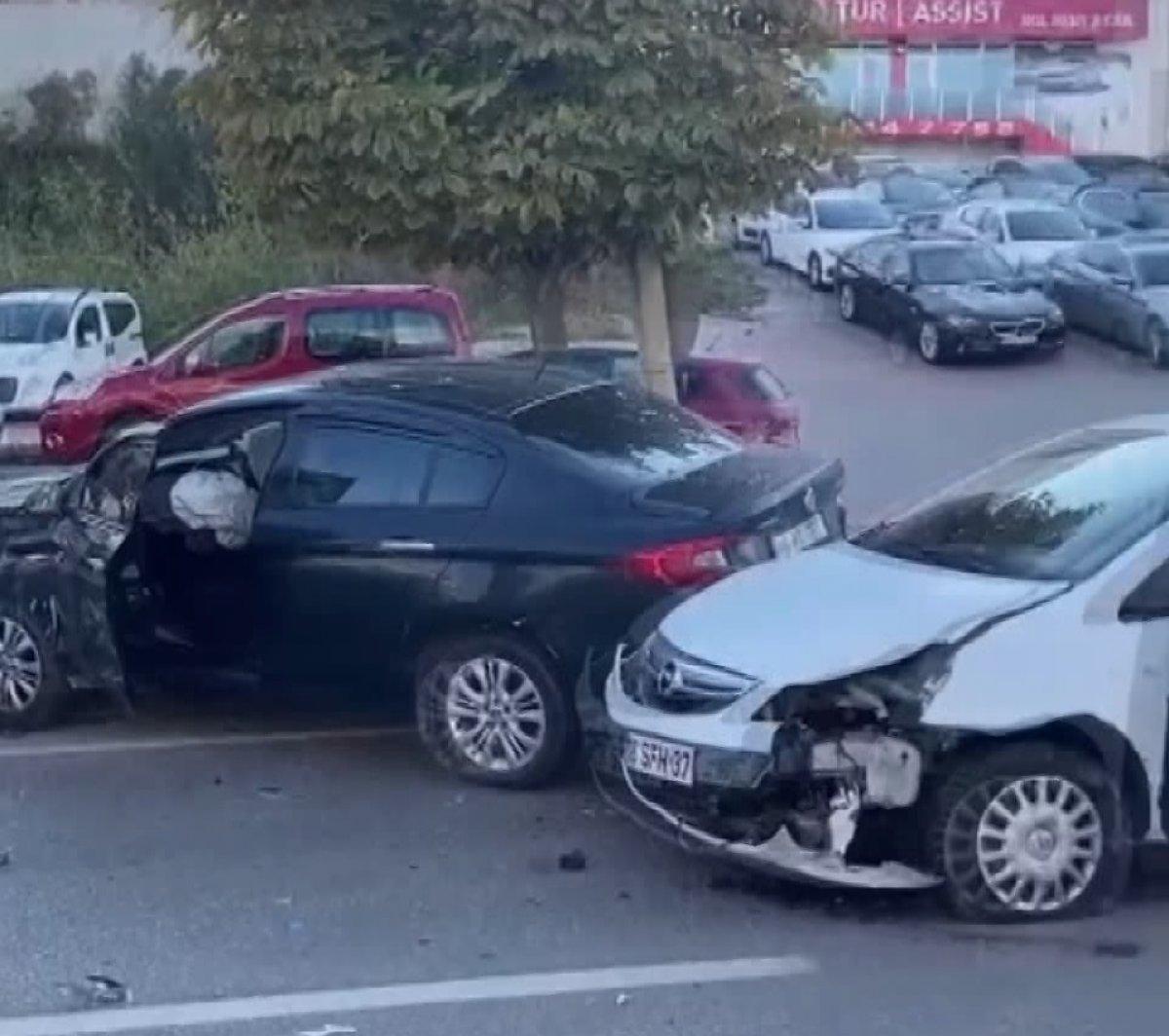 Bursa'da yola atlayan kedi, zincirleme kazaya neden oldu