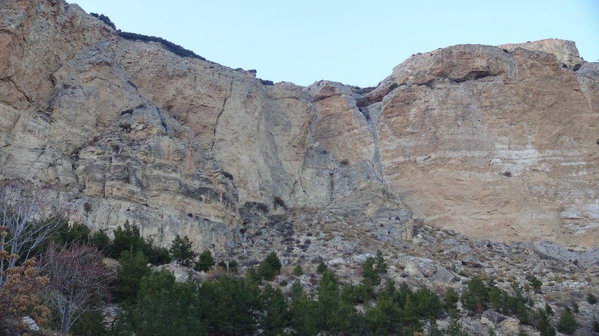 Akdeniz açıklarındaki deprem Karaman’da kayaları yerinden oynattı
