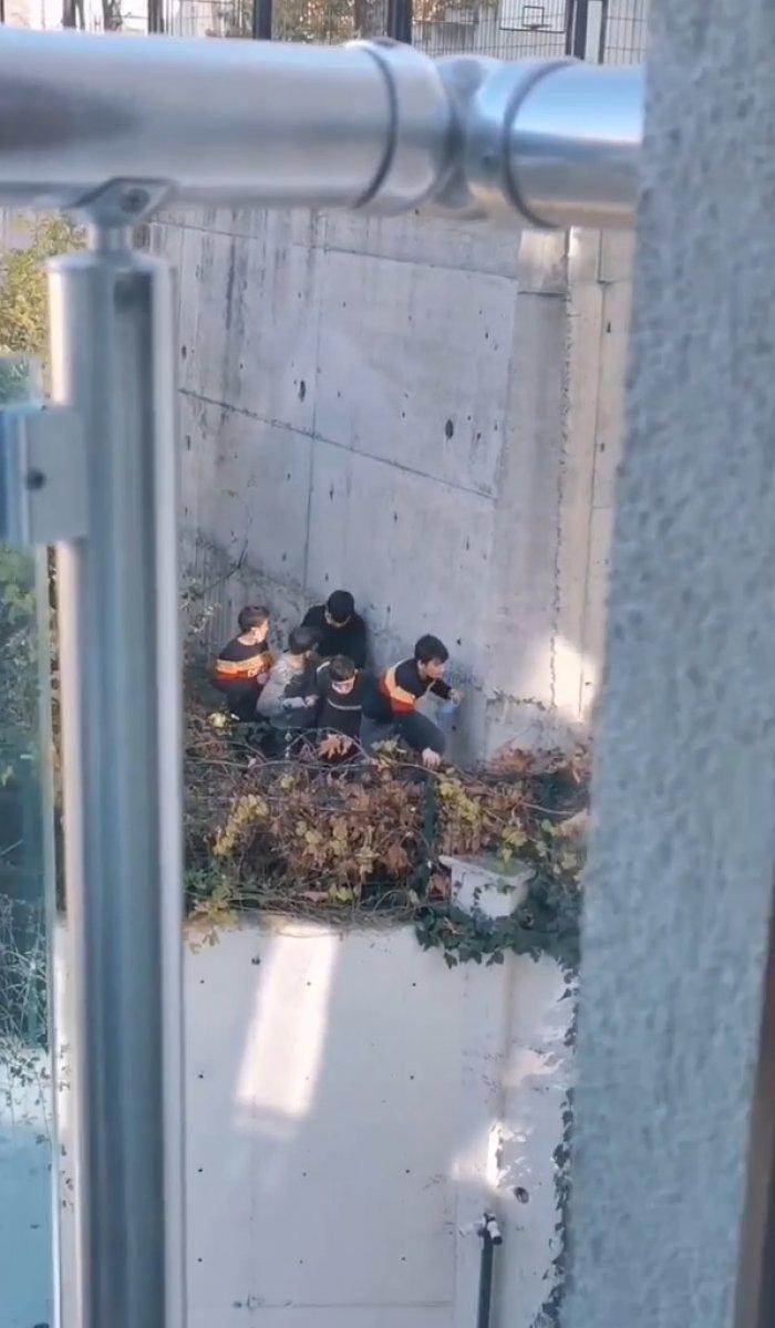 Bursa'da ekip otosunun sesini duyan çocukların telaşı görüntülendi