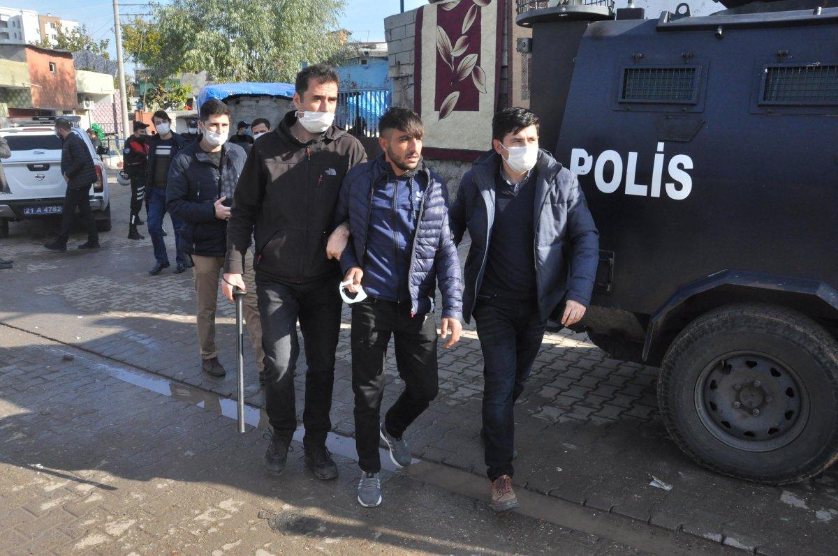 Diyarbakır'da kısıtlamada taşlı, sopalı, bıçaklı kavga