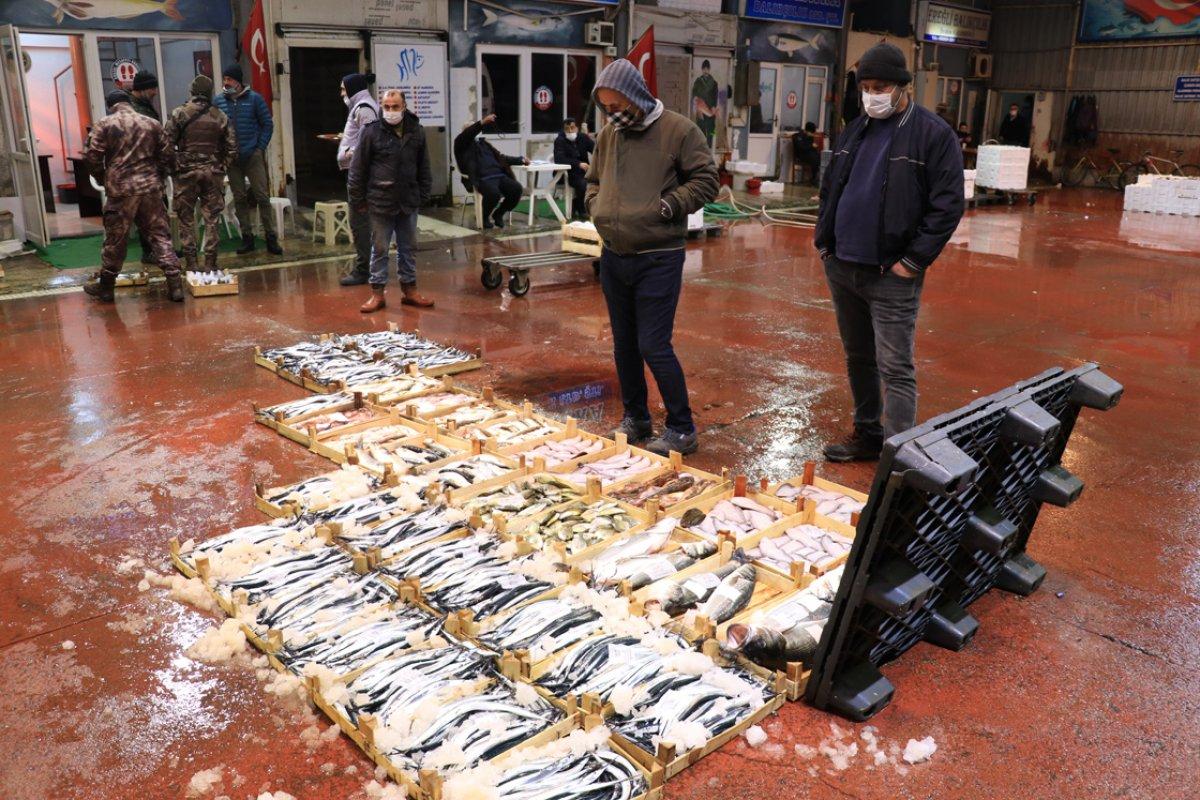 Koronavirüs kısıtlamaları geldi, hal boş kaldı