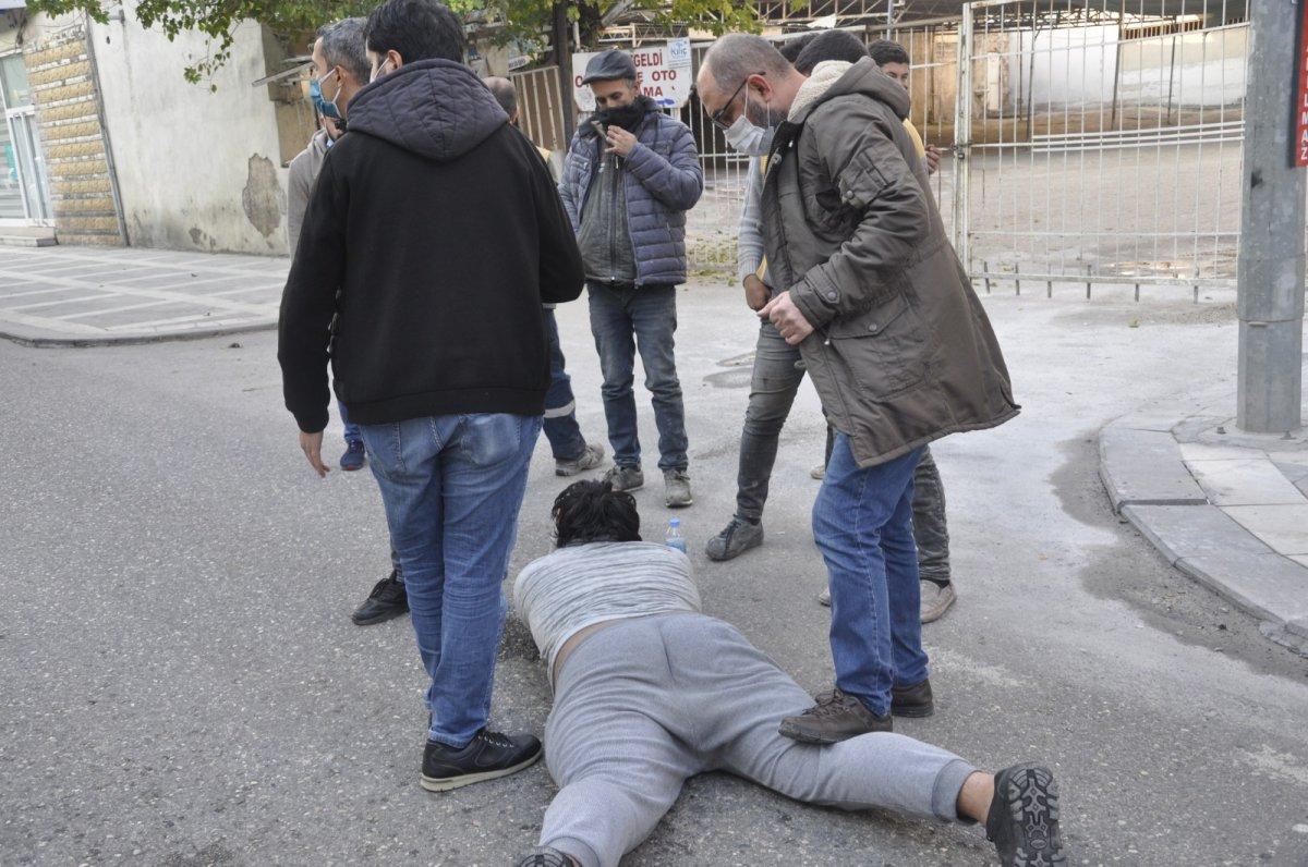 Şanlıurfa’da engelli, polis aracını tekmeleyip, memura yumruk attı