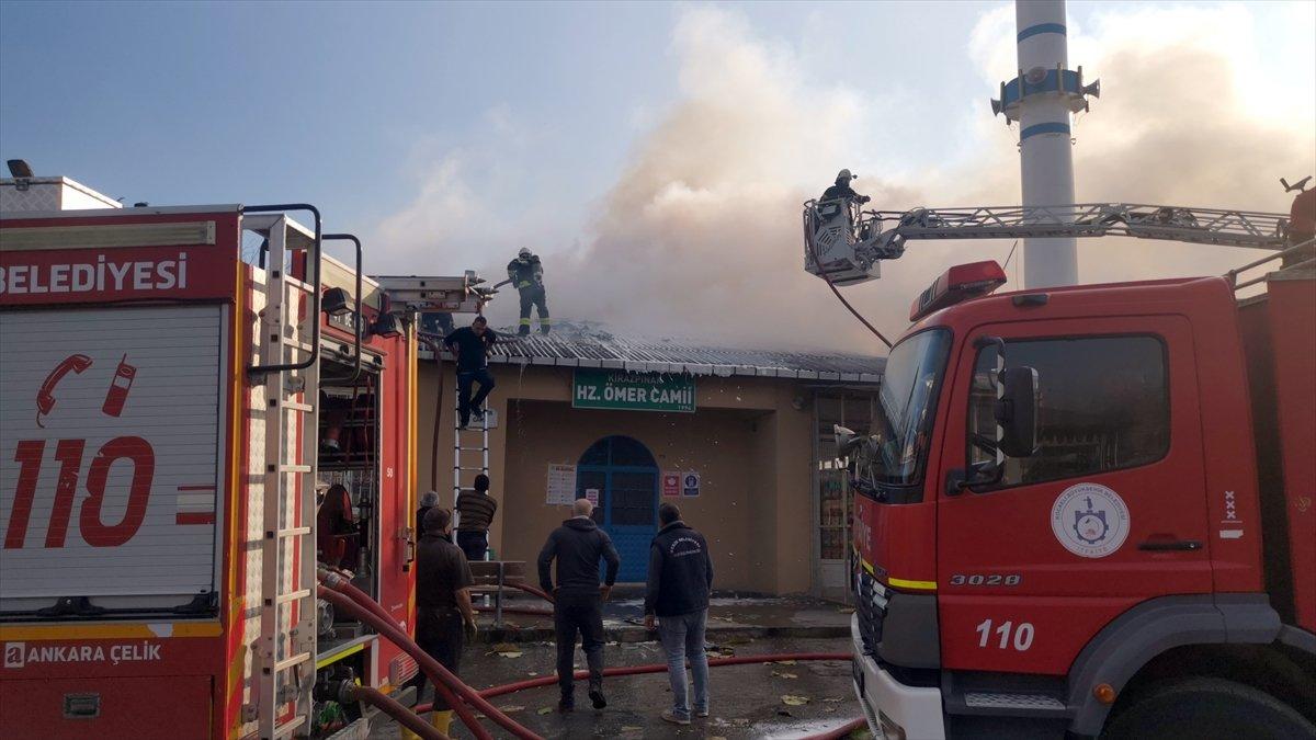 Kocaeli'de alevler arasında kalan cami kullanılamaz hale geldi