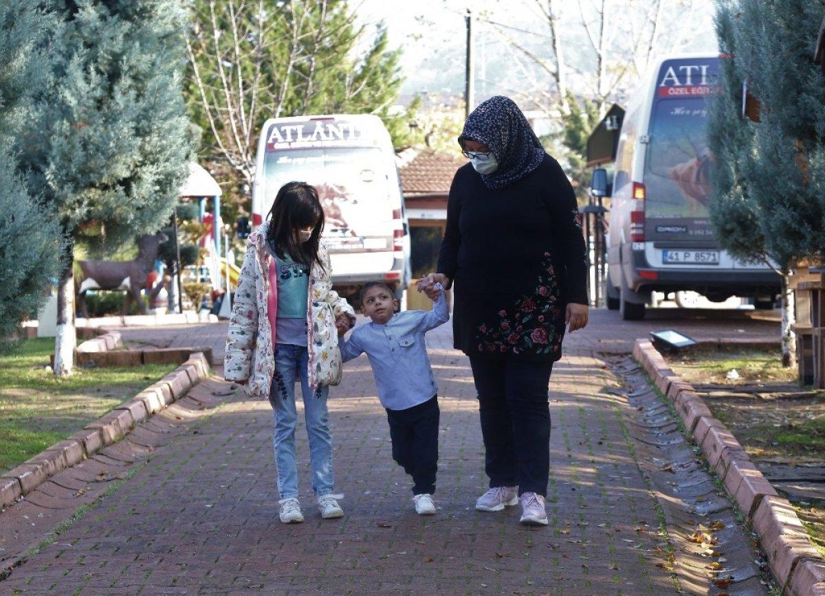 Kocaeli'de parmak bebek Mehmet, 4.5 yaşında ilk adımlarını attı