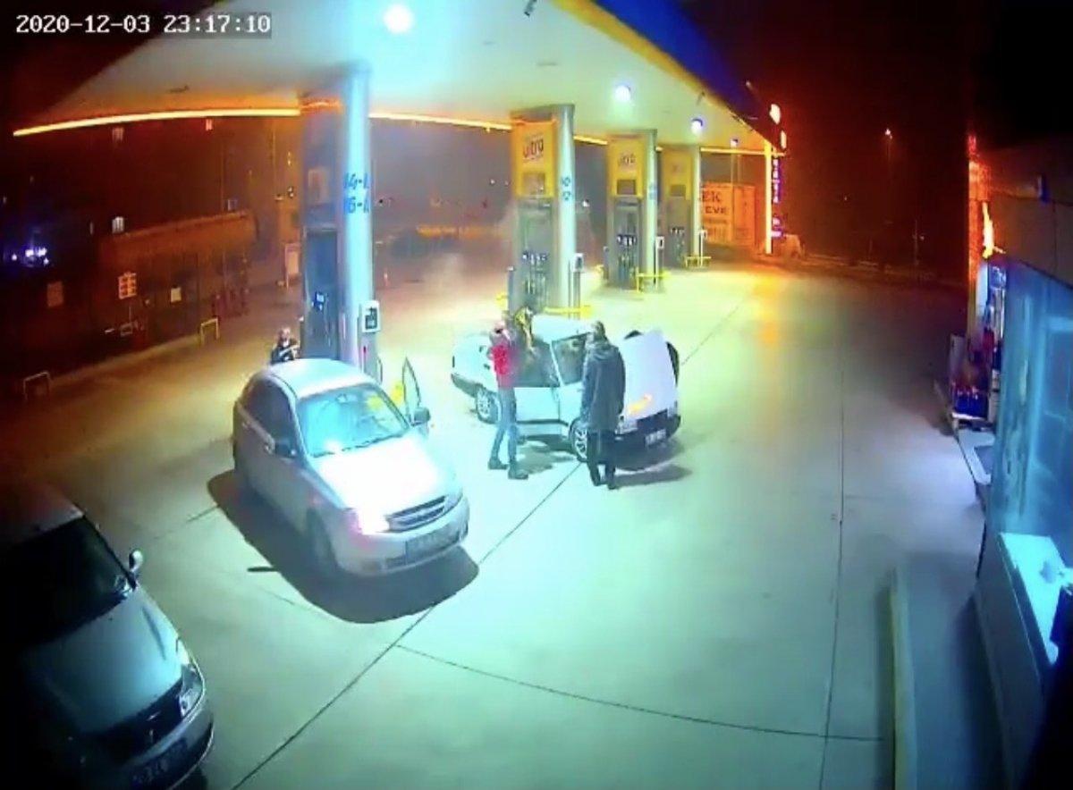 Bursa'da benzinlikte korkutan araba yangını