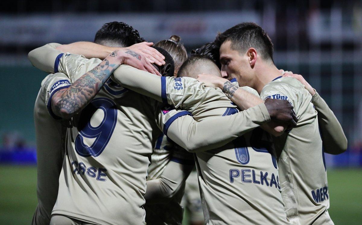 Fenerbahçe 10 kişi kaldığı maçtan 2 golle galip geldi