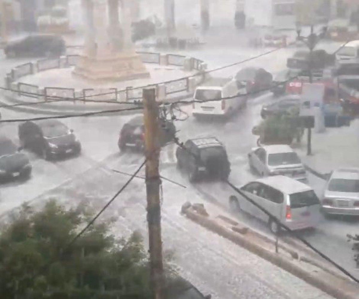 Beyrut’u şiddetli yağmur: Onlarca araç su altında kaldı