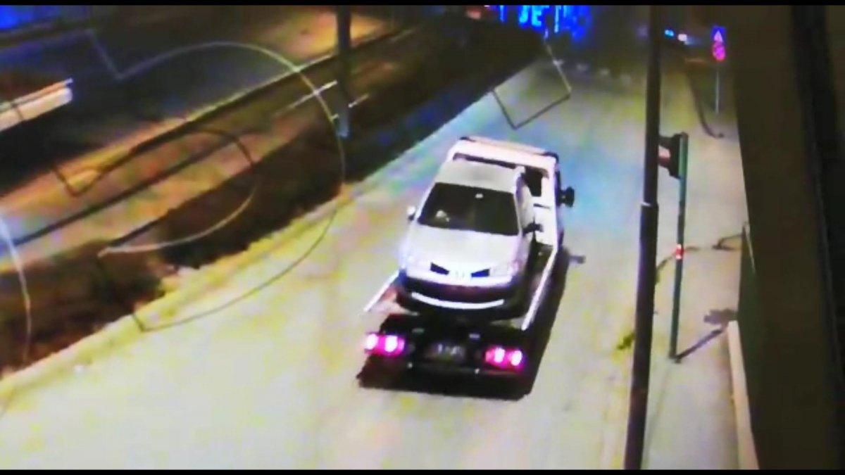 Eskişehir'de boş arsada bulunan aracı çekiciyle çaldılar