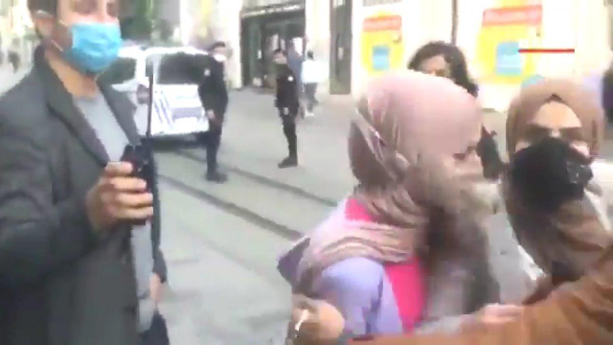 Turistler kendilerini görüntüleyen muhabire saldırdı