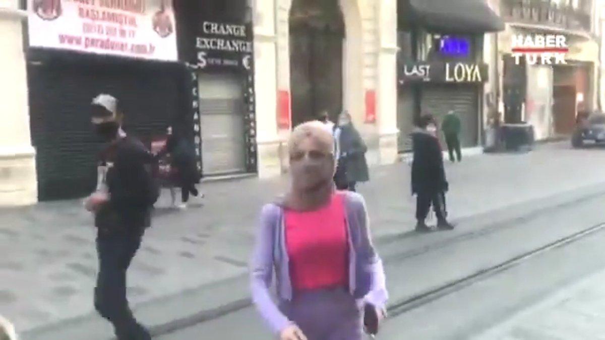 Turistler kendilerini görüntüleyen muhabire saldırdı