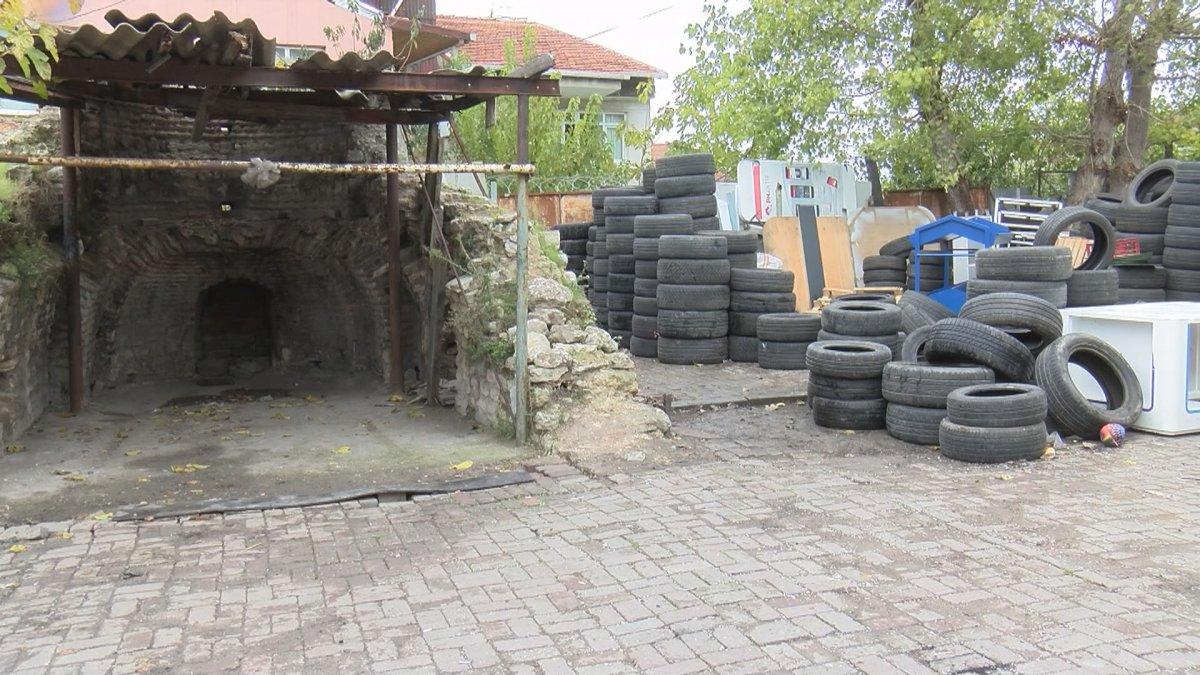 Fatih'te 500 yıllık tarihi şapel, lastik deposu olarak kullanılıyor