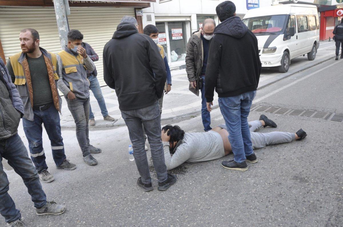 Şanlıurfa’da engelli, polis aracını tekmeleyip, memura yumruk attı
