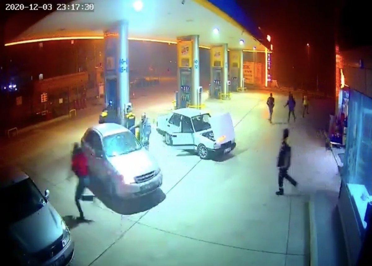 Bursa'da benzinlikte korkutan araba yangını